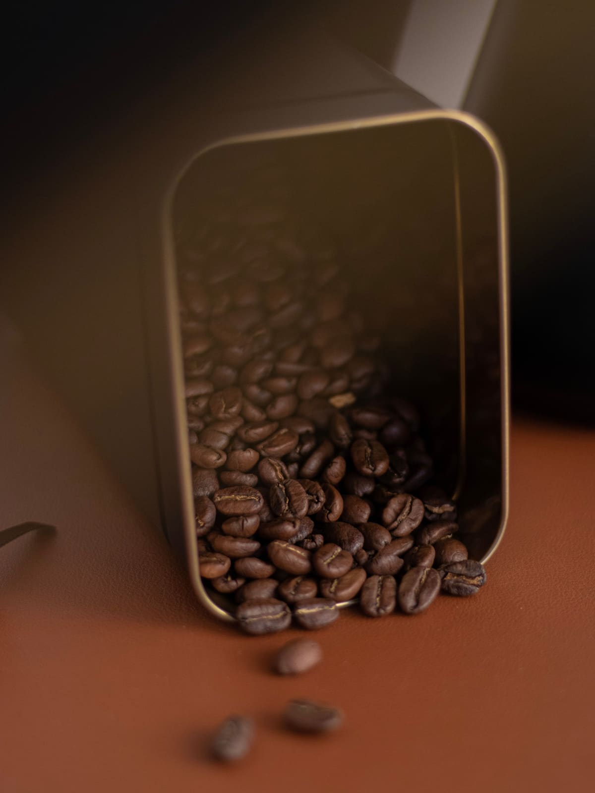 Kaffeebohnen rieseln aus einer Dose
